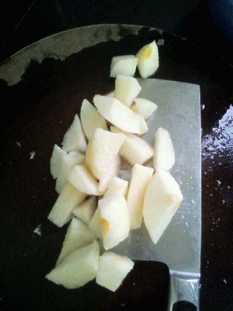 雪梨雪耳甜汤,<a style='color:red;display:inline-block;' href='/shicai/ 2111'>雪梨</a>切小块