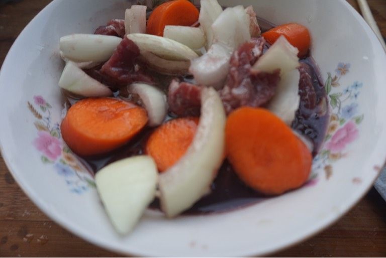 红酒炖牛排,将牛肉切丁，同<a style='color:red;display:inline-block;' href='/shicai/ 29'>洋葱</a>，<a style='color:red;display:inline-block;' href='/shicai/ 25'>胡萝卜</a>，<a style='color:red;display:inline-block;' href='/shicai/ 143'>西芹</a>一起浸泡在<a style='color:red;display:inline-block;' href='/shicai/ 13418'>红酒</a>里，倒入油，放置3个小时