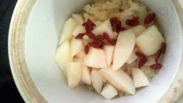 雪梨雪耳甜汤,全进炖盅