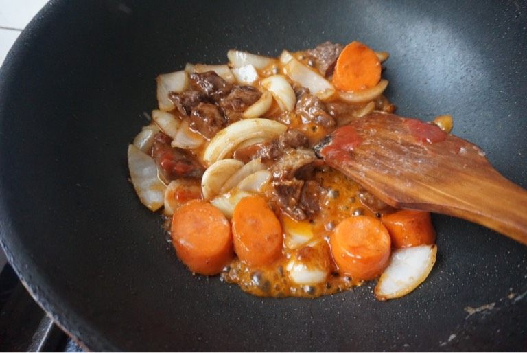 红酒炖牛排,锅里倒入油，牛肉煎炸两面黄金，倒入青菜，翻炒，倒入<a style='color:red;display:inline-block;' href='/shicai/ 699'>番茄酱</a>和<a style='color:red;display:inline-block;' href='/shicai/ 519'>面粉</a>，炒出粘稠酱汁，倒入红酒慢炖