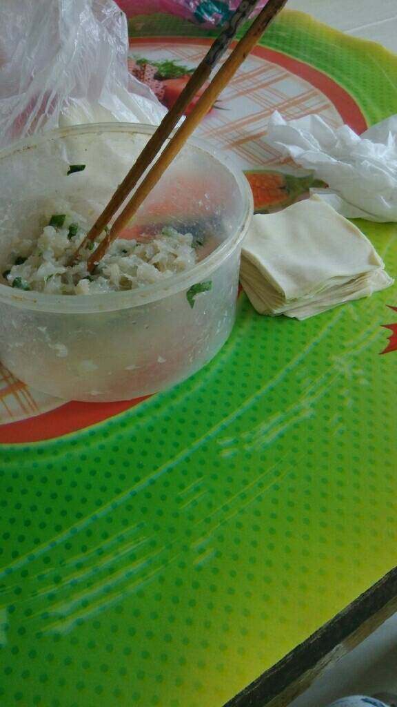 虾蓉小混沌,大虾洗净去头，尾肉拍碎，去肠线，剁碎虾肉