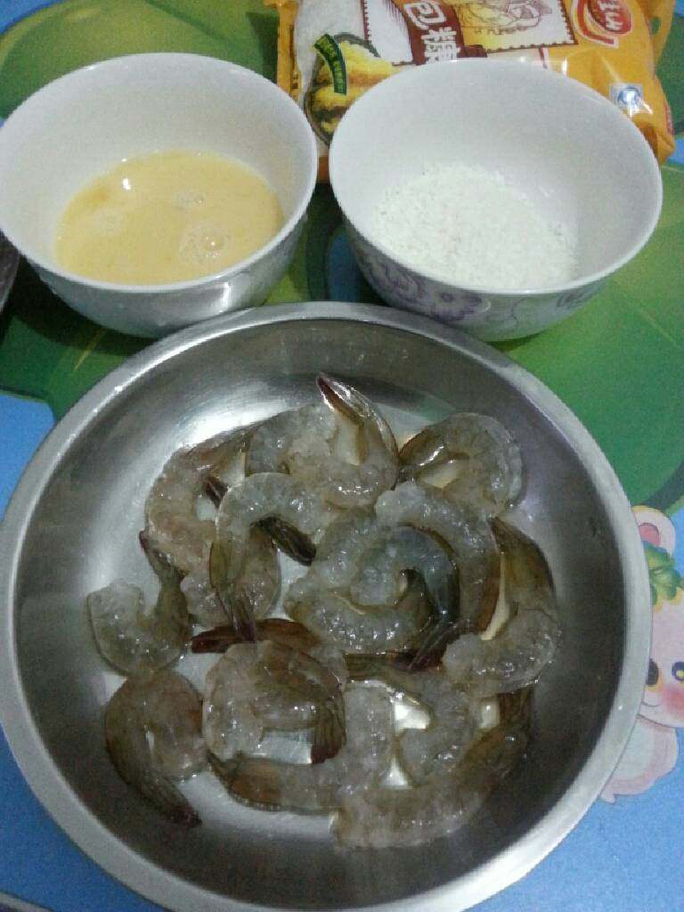翡翠蝴蝶虾,如图,材料准备好,虾剥去虾头与虾壳,剩虾尾不要剥掉。