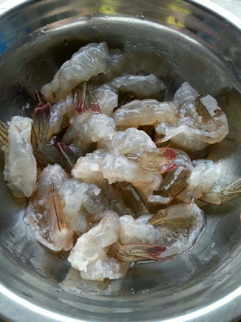 翡翠蝴蝶虾,如图,将处理好的虾背切一刀,别切段,尾巴处的肉弄个洞,穿过去,或者直接将虾尾穿过虾肉。