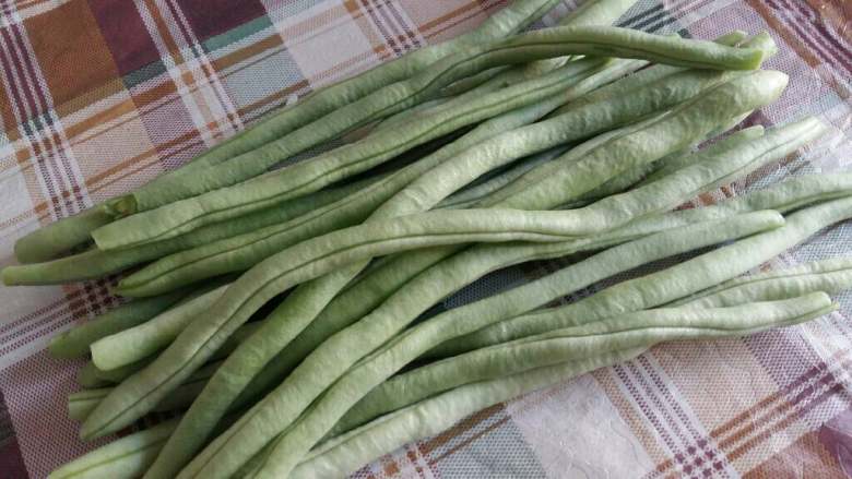 烧豆角,长<a style='color:red;display:inline-block;' href='/shicai/ 3639'>豆角</a>洗干净