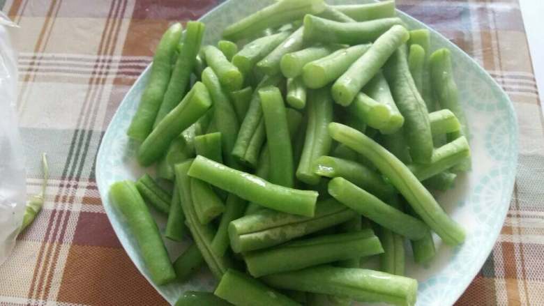 烧豆角,切小段，打个水抄捞出