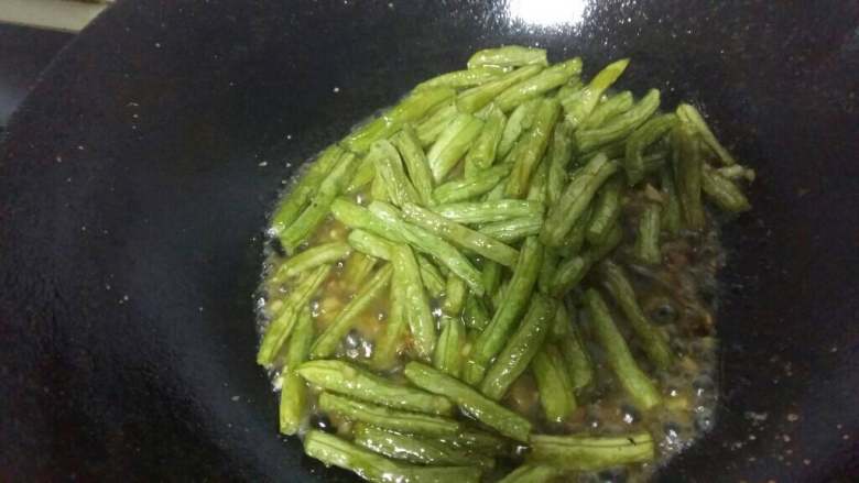 烧豆角,锅里放油，豆角过油炸透捞出备用