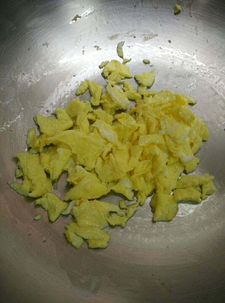 火腿撞蛋,热锅入油小火，倒入蛋液煎至成型用锅铲切成蛋花