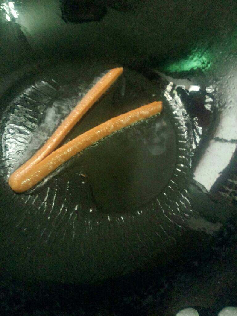 爱心香肠鸡蛋,锅加油烧热，放香肠略煎一下