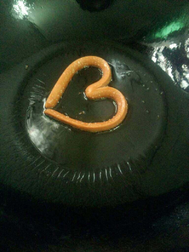 爱心香肠鸡蛋,在将香肠弄成心型