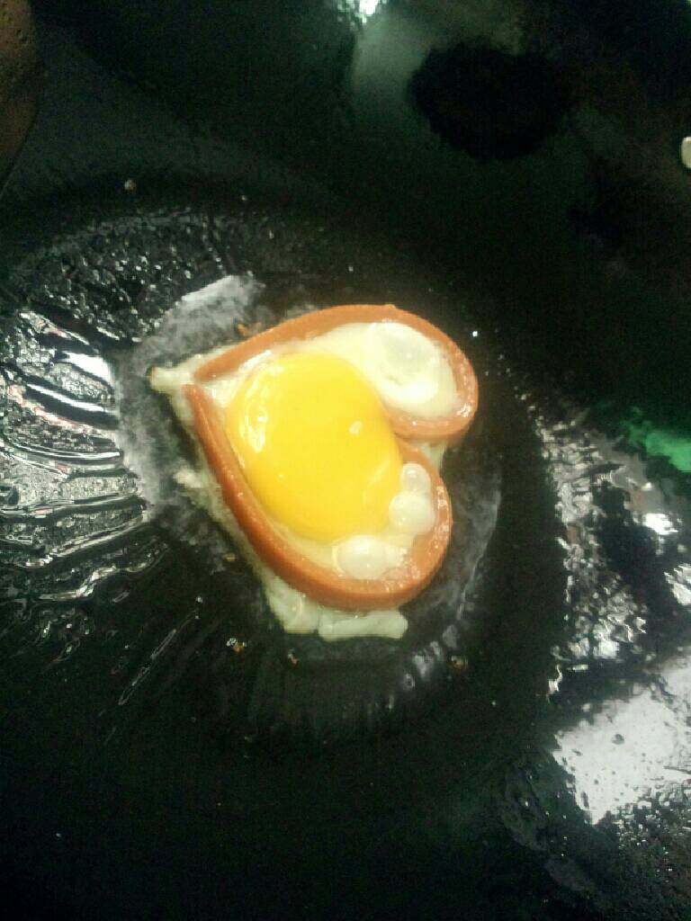 爱心香肠鸡蛋,打入鸡蛋煎