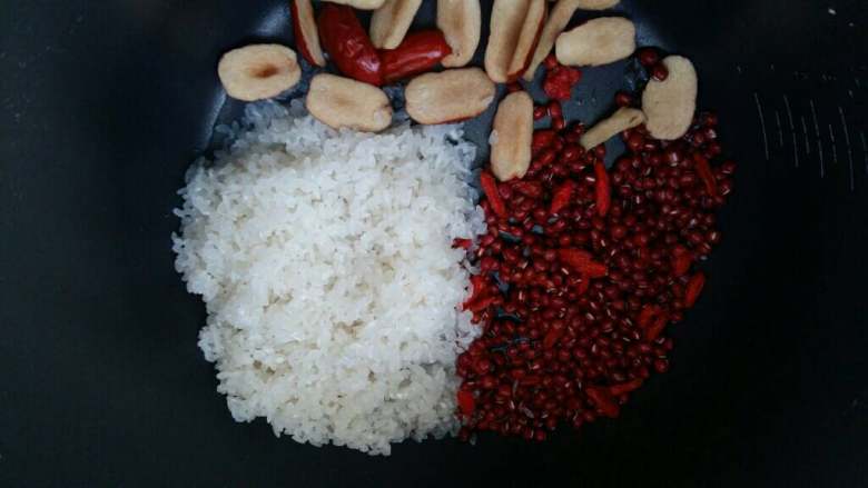 红枣红豆粥,把米和枣都洗好,放入高压锅内