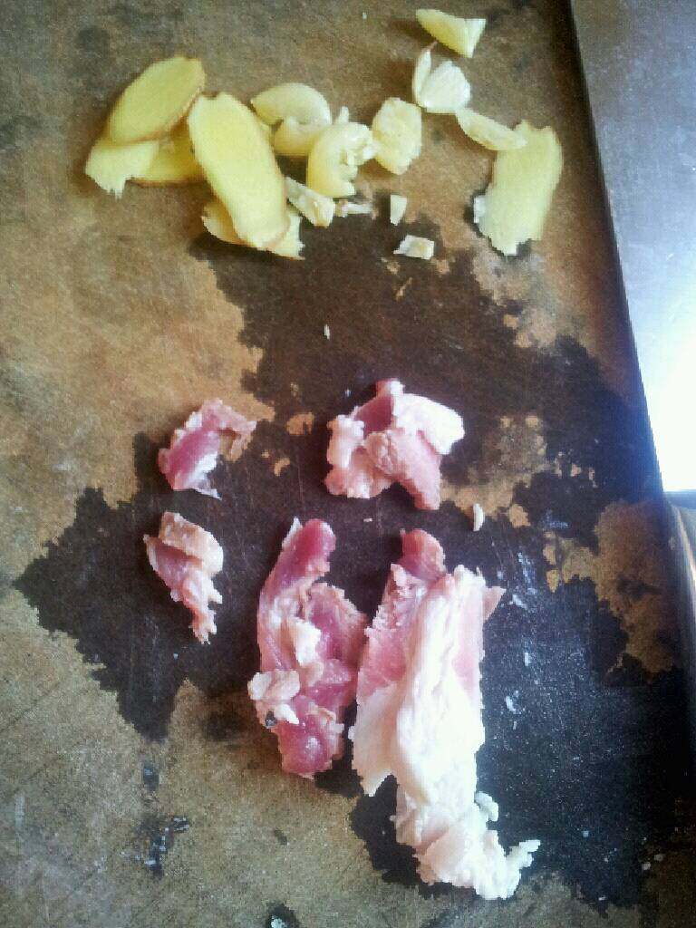 豆角焖面,<a style='color:red;display:inline-block;' href='/shicai/ 37'>姜</a>切片，肉切片