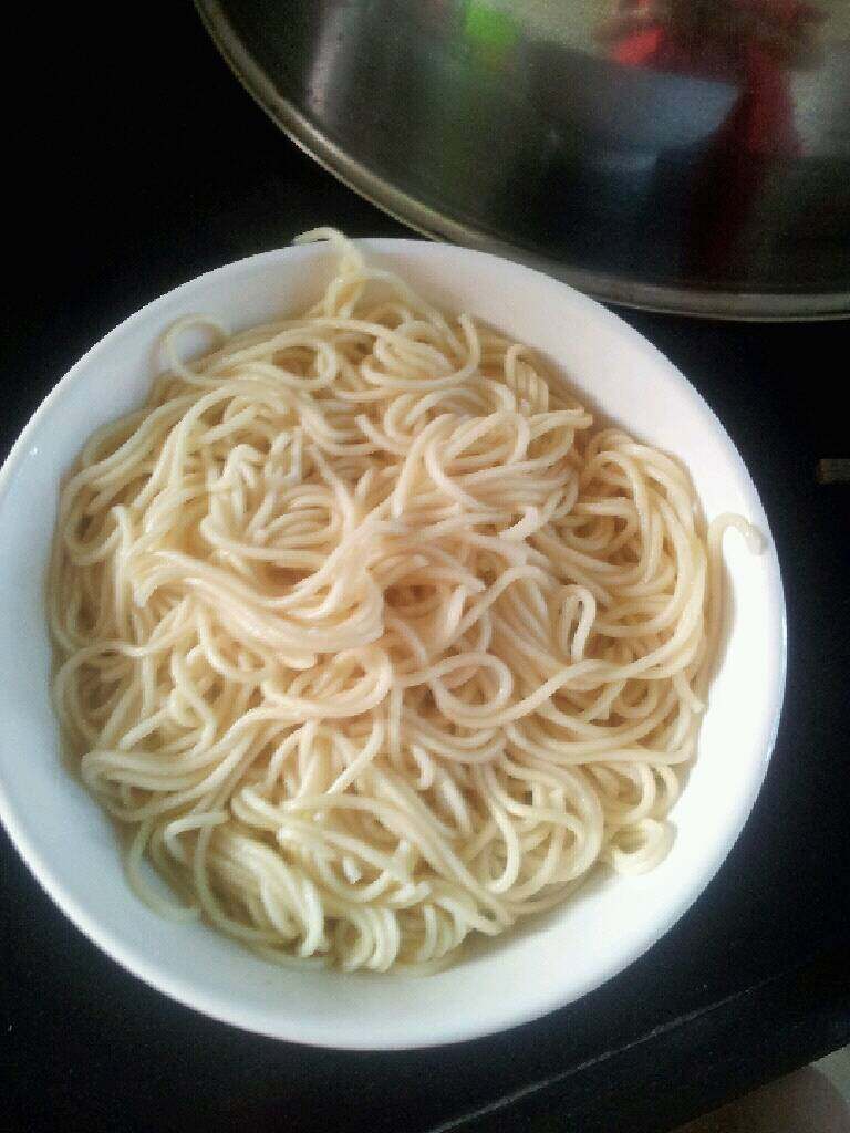 豆角焖面,<a style='color:red;display:inline-block;' href='/shicai/ 4687'>面</a>用水煮5成熟，捞起