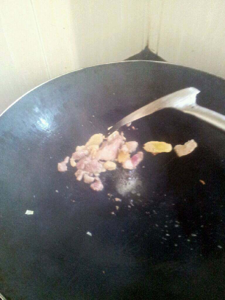 豆角焖面,下油爆香姜和肉片炒一下