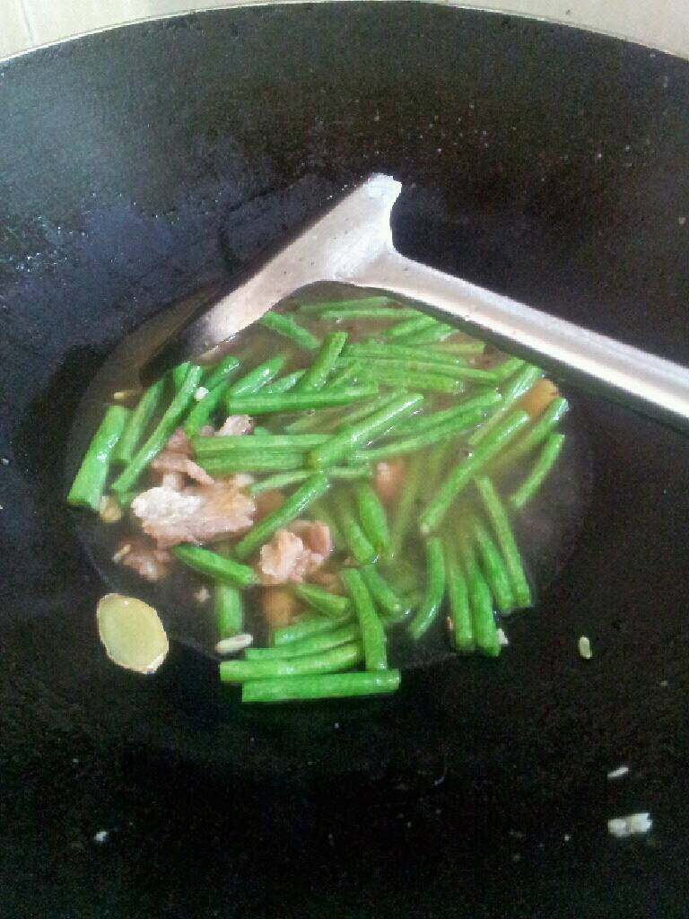 豆角焖面,下豆角翻炒，下盐，酱油，蚝油，下适量的清水，煮2分钟