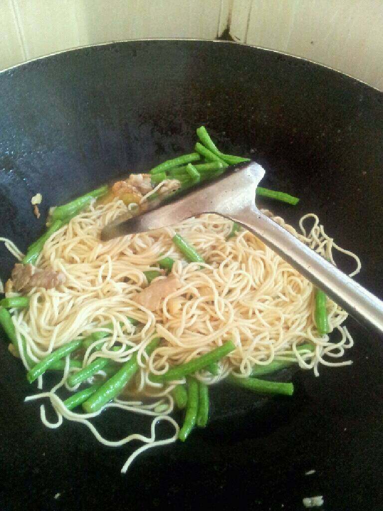 豆角焖面,下面条，焖几分钟，起锅