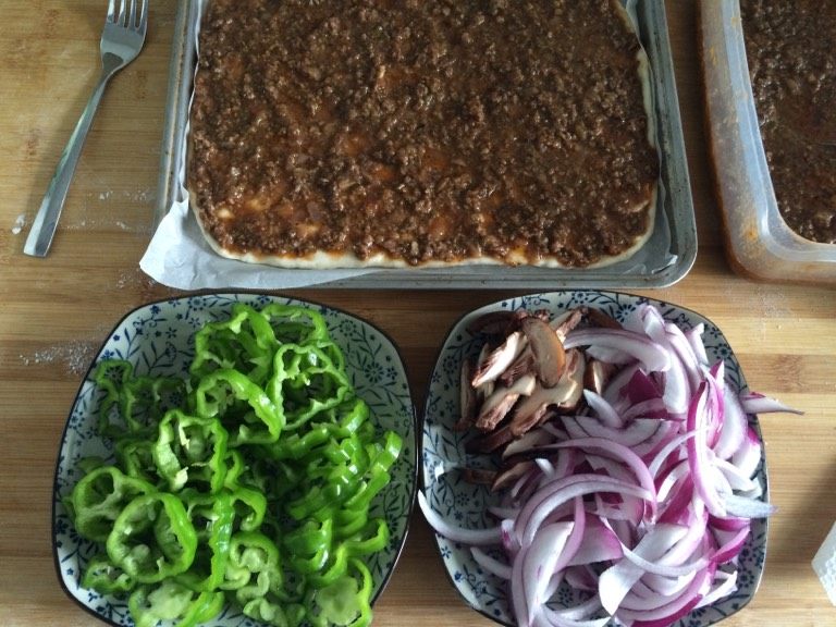 牛肉酱披萨,如图铺好一层酱开始撒蔬菜