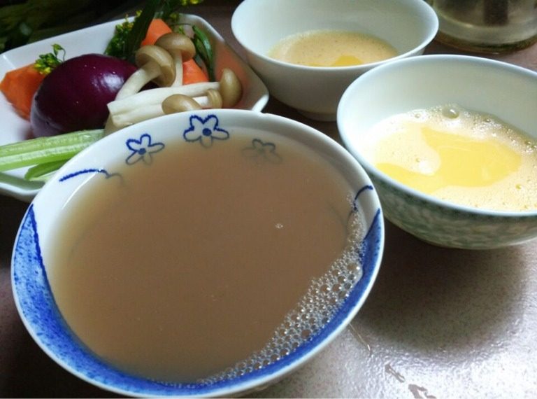 什菌蒸蛋,将菌菇水过滤加少量盐再倒入蛋液里,再过筛一下(菌菇不要扔^_^)