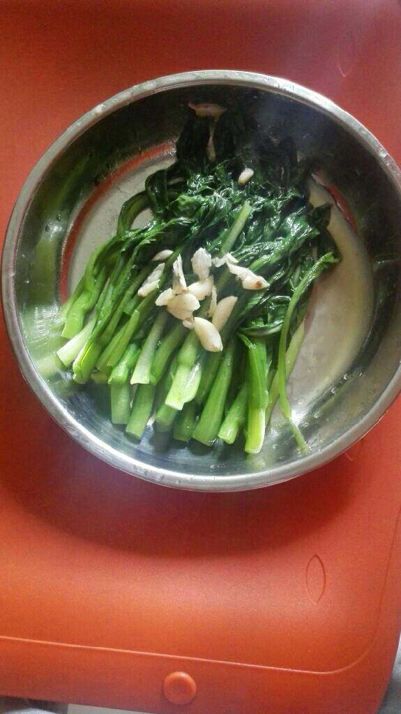 蒜茸菜心,另起没锅,加入菜心,大火炒下,加点鸡精,蒜茸炒出味即可。