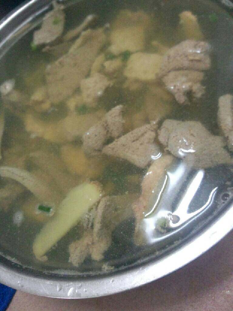 猪肝肉片滚葱花汤