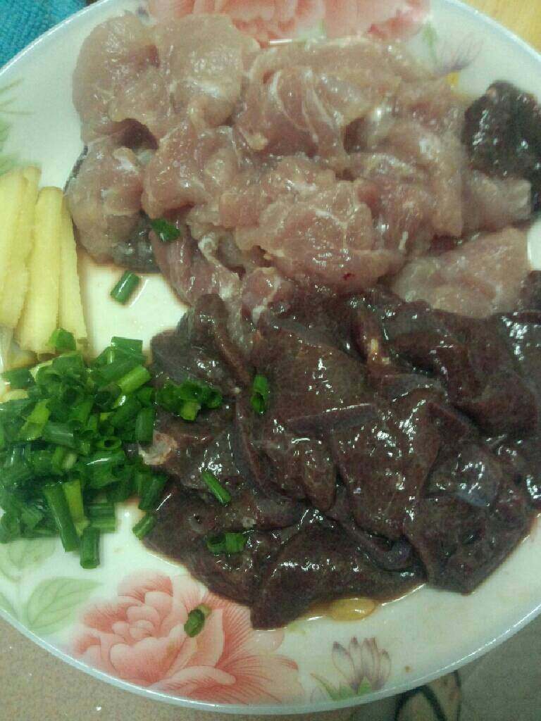猪肝肉片滚葱花汤,瘦肉，<a style='color:red;display:inline-block;' href='/shicai/ 419'>猪肝</a>洗干净切片，<a style='color:red;display:inline-block;' href='/shicai/ 3250'>葱</a>切碎，<a style='color:red;display:inline-block;' href='/shicai/ 37'>姜</a>切丝