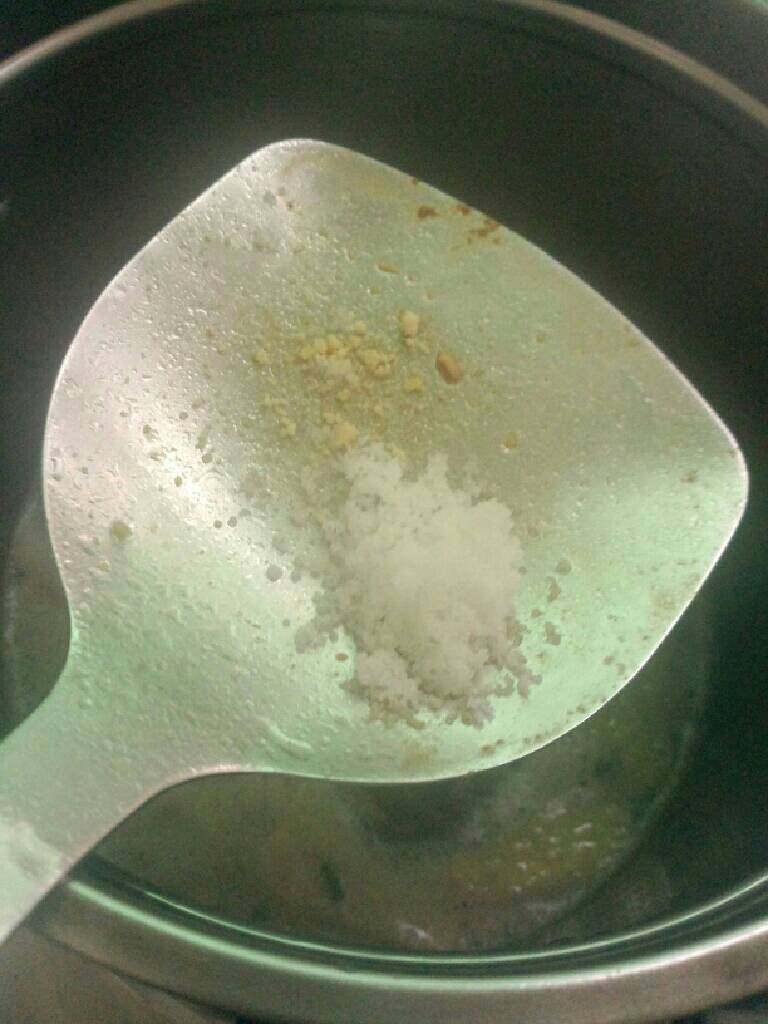 猪肝肉片滚葱花汤,在加入适量盐和鸡精粉