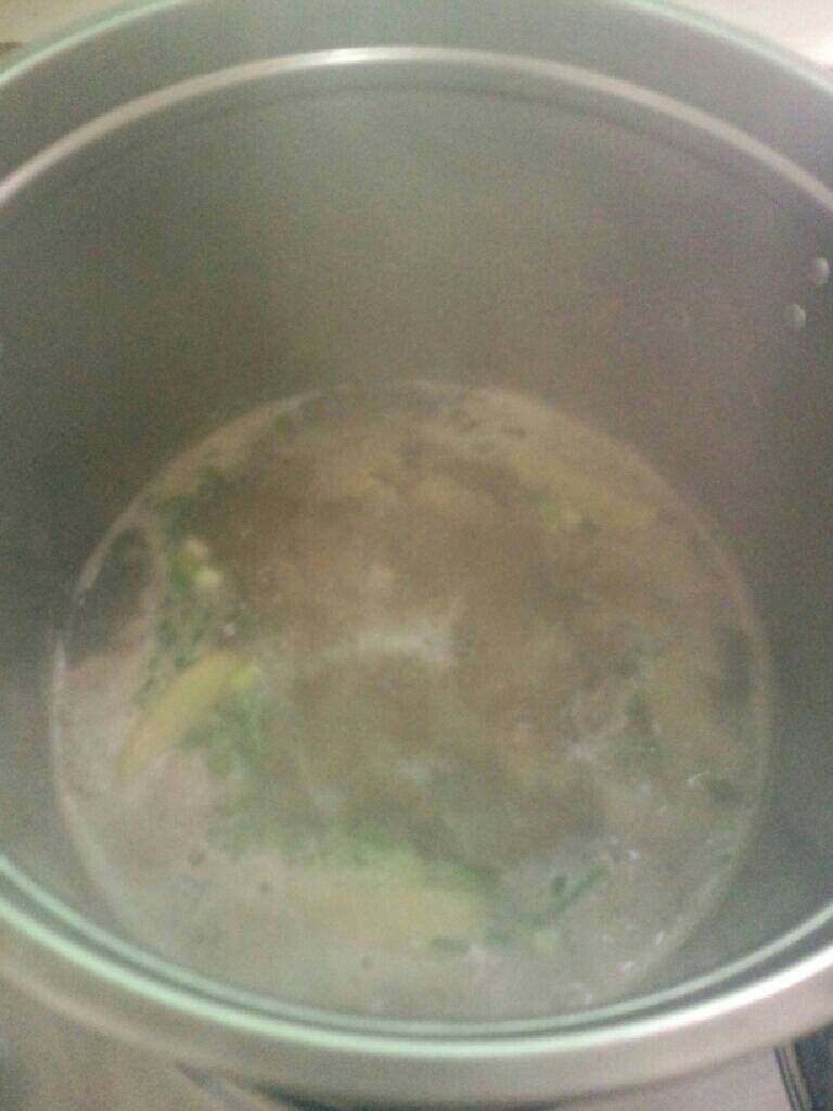 猪肝肉片滚葱花汤,煮滚洒上葱花即可关火