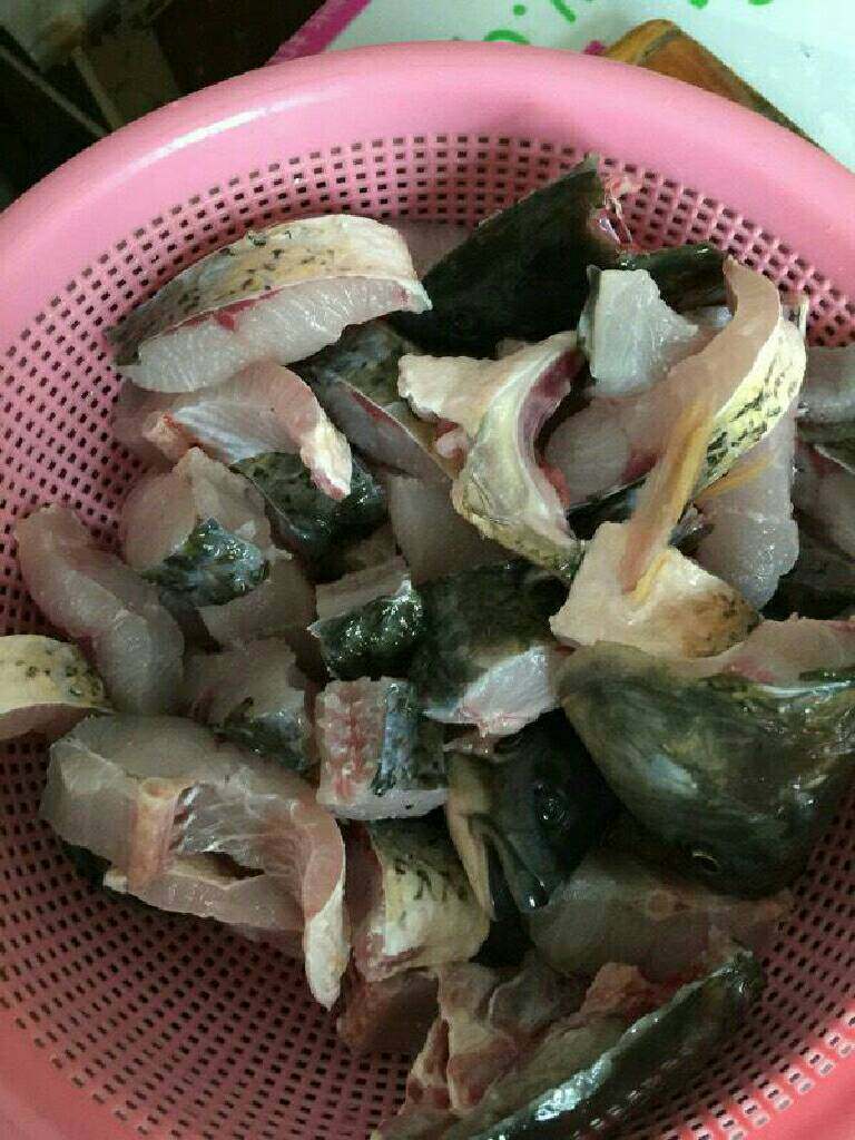 美味鲤鱼汤,
1、首先呢准备一条鲤鱼,把它切成块或者片成片状的也可以。