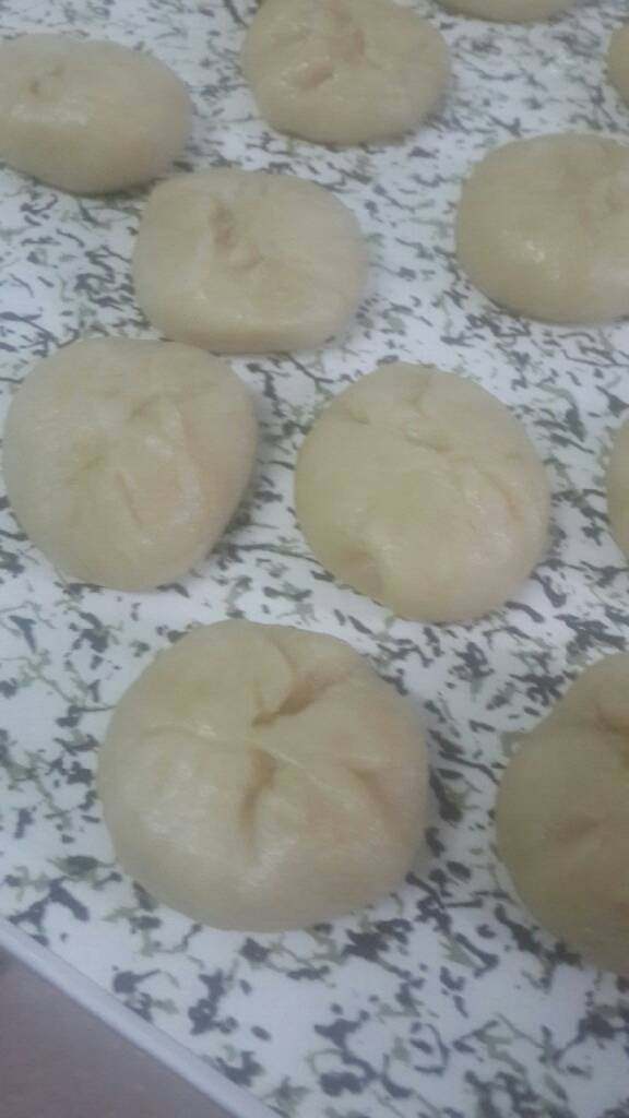 椰蓉开口酥,取一份油皮压扁包入一个油酥收口