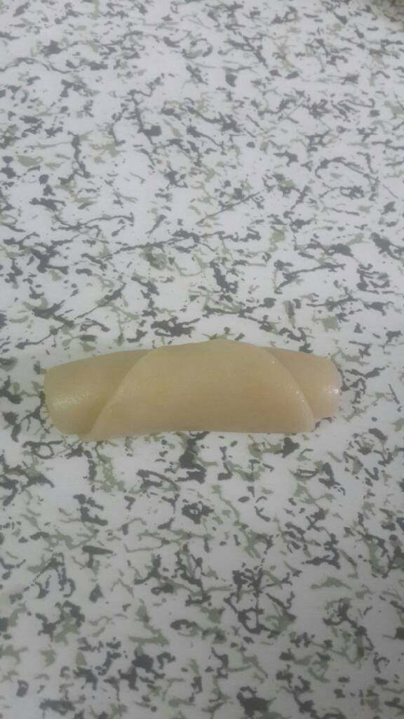 椰蓉开口酥,卷起来,盖上保鲜膜松弛十五分钟