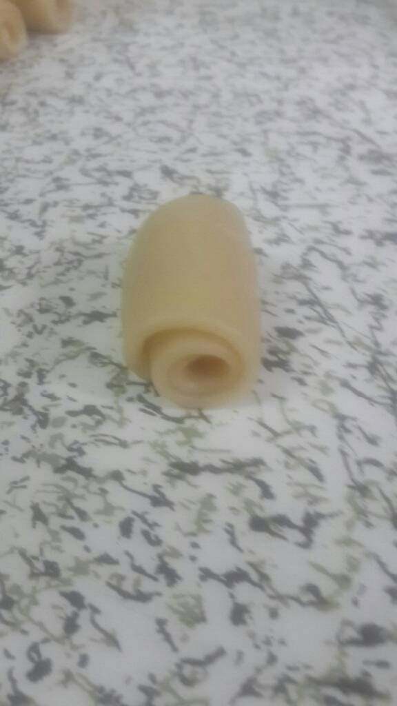 椰蓉开口酥,再卷起来盖上保鲜膜松弛15分钟