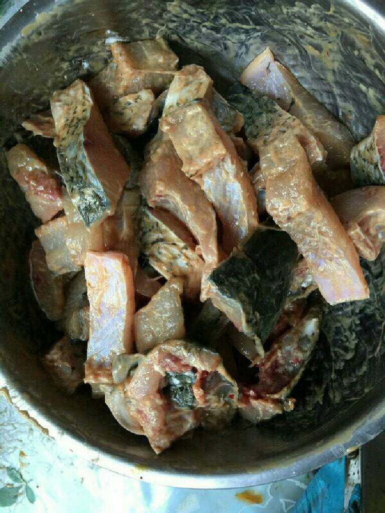 美味鲤鱼汤,用清水洗一下然后用盆子装起来,放适当的盐沥沥水。然后放入少量老抽,生抽,味达美,料酒,然后再放点玉米粉搅拌均匀。