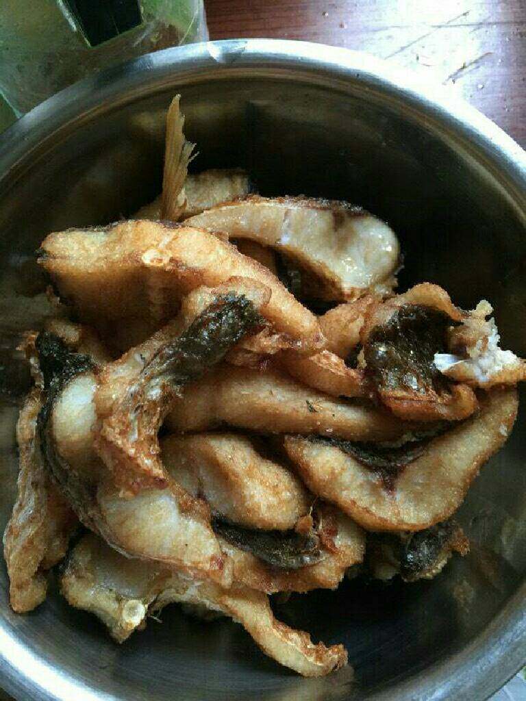 美味鲤鱼汤,放进油锅里炸一下,炸个三分钟就可以,别太老了哦,这样外酥里嫩。