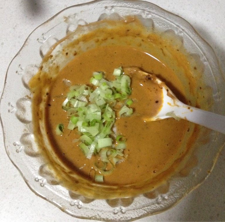 麻辣烫,<a style='color:red;display:inline-block;' href='/shicai/ 701'>芝麻酱</a>加少许热水拌匀，加入<a style='color:red;display:inline-block;' href='/shicai/ 4300'>豆腐乳</a>、<a style='color:red;display:inline-block;' href='/shicai/ 852'>辣椒油</a>和葱花