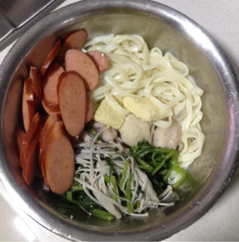 麻辣烫,材料煮好，<a style='color:red;display:inline-block;' href='/shicai/ 14034'>油面</a>过凉水捞出，盛入比较大的容器