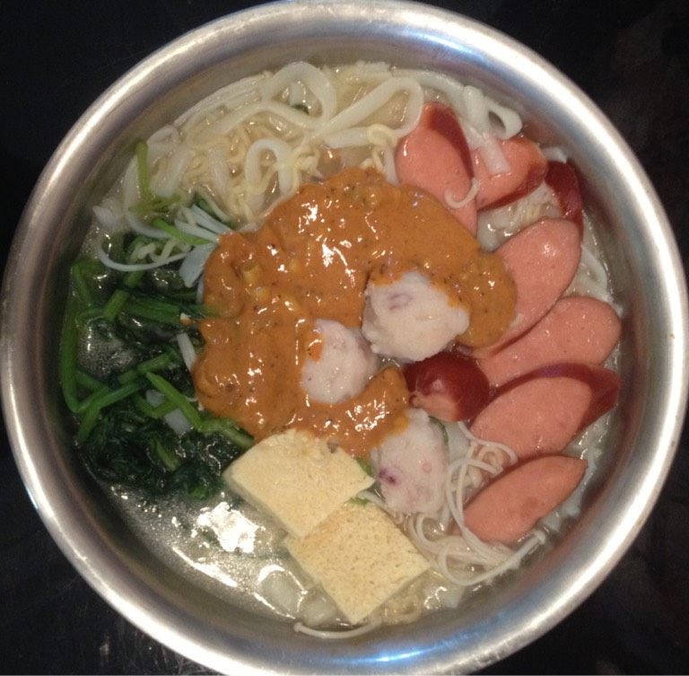 麻辣烫,倒入热水和适量酱料