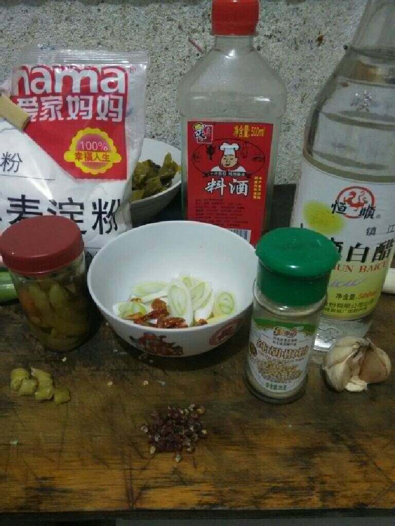 川味酸菜鱼,所需要的材料统一拍一下，因为现在快晚上九点了，可能光效不好，怕亲们不知道买什么食材，所以亲们将就一下吧