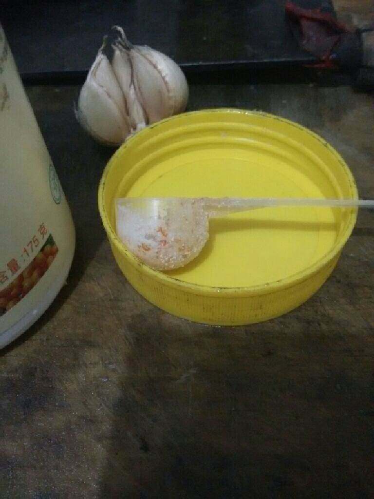 川味酸菜鱼,专门拍下放盐的小勺子，我怕有些傻姑娘也像我一样没看到多大勺子就不知道放多少盐