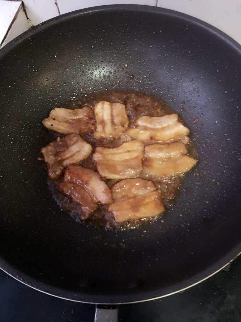 南乳五花肉,锅中倒油，小火煎五花肉，起锅前放入少许酒和<a style='color:red;display:inline-block;' href='/shicai/ 666'>芝麻</a>