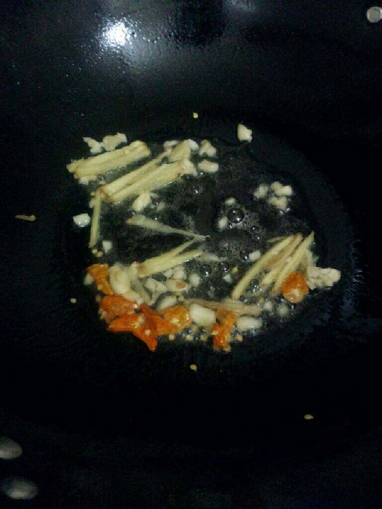 辣炒螃蟹,锅加油烧热，放蒜，姜，干辣椒爆香