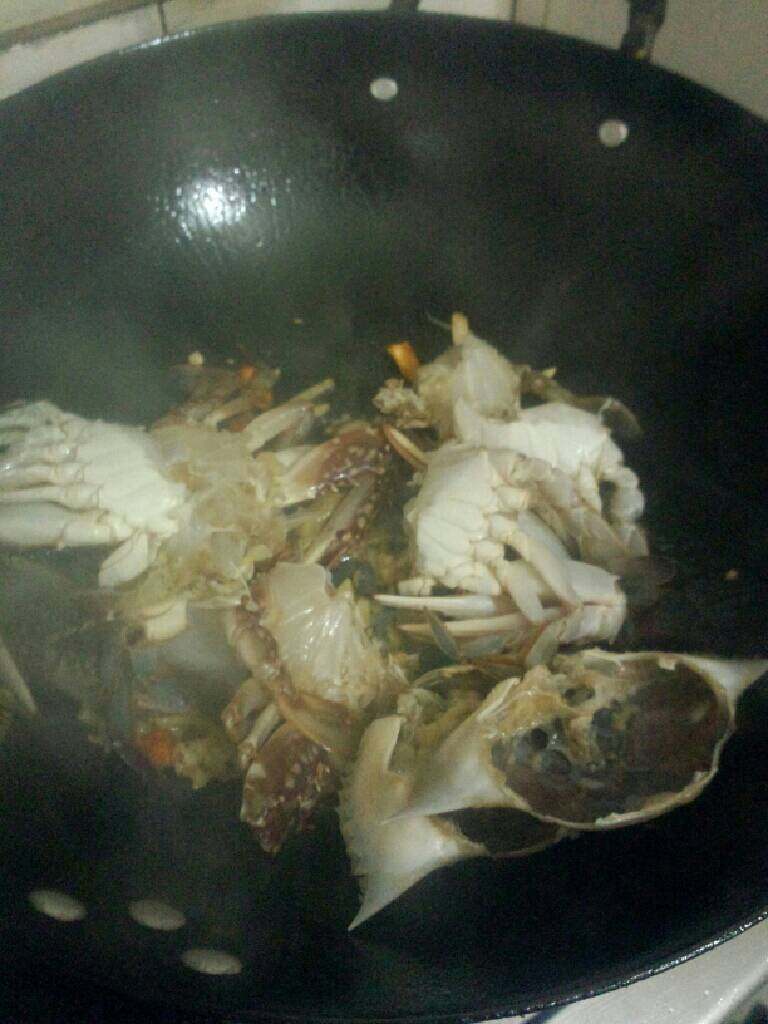 辣炒螃蟹,放入螃蟹炒