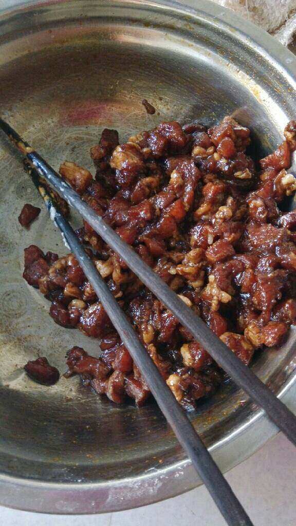 豆角猪肉包,将<a style='color:red;display:inline-block;' href='/shicai/ 414'>猪肉</a>切小丁，用<a style='color:red;display:inline-block;' href='/shicai/ 692'>酱油</a>，<a style='color:red;display:inline-block;' href='/shicai/ 762'>老抽</a>，油，<a style='color:red;display:inline-block;' href='/shicai/ 829'>十三香</a>腌制20分钟