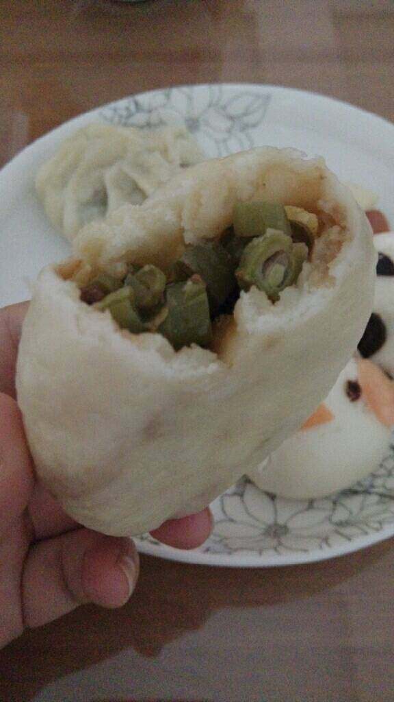 豆角猪肉包,面发好后就可以包包子了,包好后醒20分钟,上屉蒸,水开后20分钟就好了