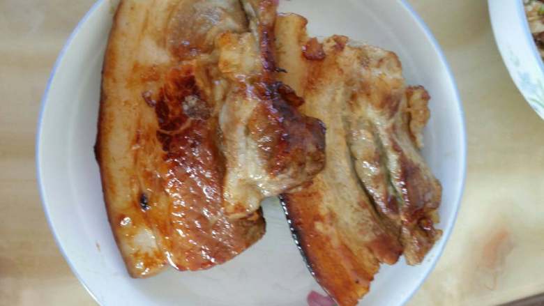 自制扣肉,炒锅放油，开小火，油微热放<a style='color:red;display:inline-block;' href='/shicai/ 866'>冰糖</a>，炒汤色，肉烧金黄盛出