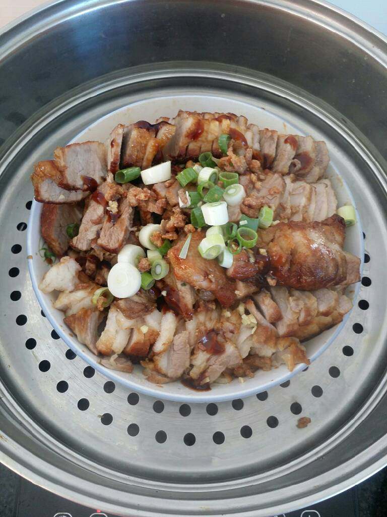 自制扣肉,肉切片，皮不切断，放盘中，撒葱姜，<a style='color:red;display:inline-block;' href='/shicai/ 762'>老抽</a>，耗油，盐，<a style='color:red;display:inline-block;' href='/shicai/ 1694'>海米</a>，鸡精