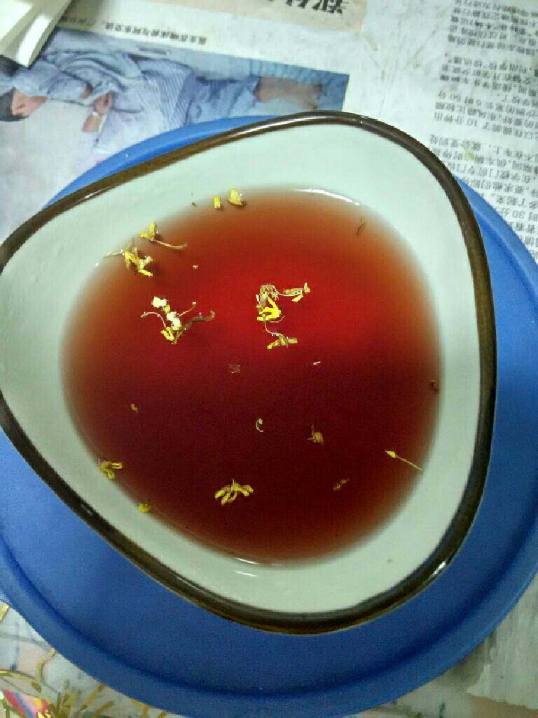 八味酸梅汤,放凉后可放入冰箱冷藏，待喝前10分钟取出，撒上少许桂花。