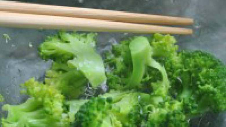 腊肠煲仔饭,5.把西兰花和香菇在沸水中焯熟,拌上盐和麻油。