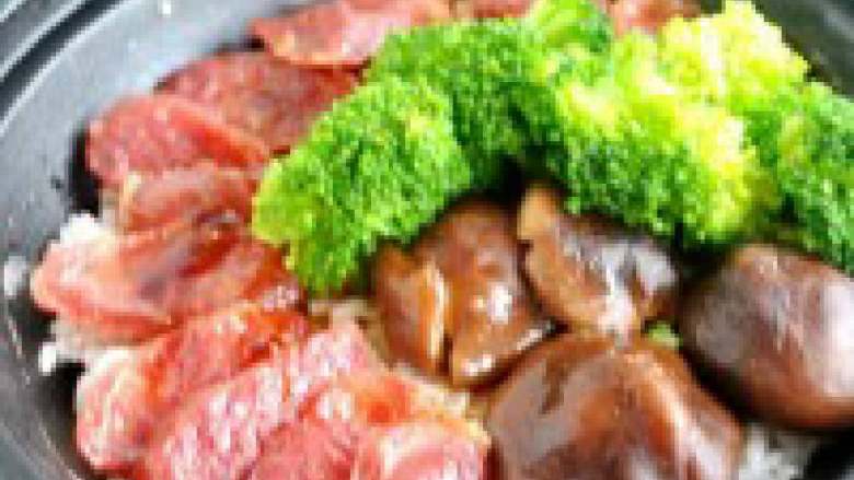腊肠煲仔饭,8.再码上西兰花,小火焖煮一会。