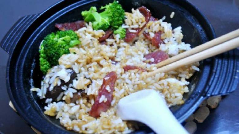腊肠煲仔饭,10.拌起来吃最好吃了~!香不?哈哈