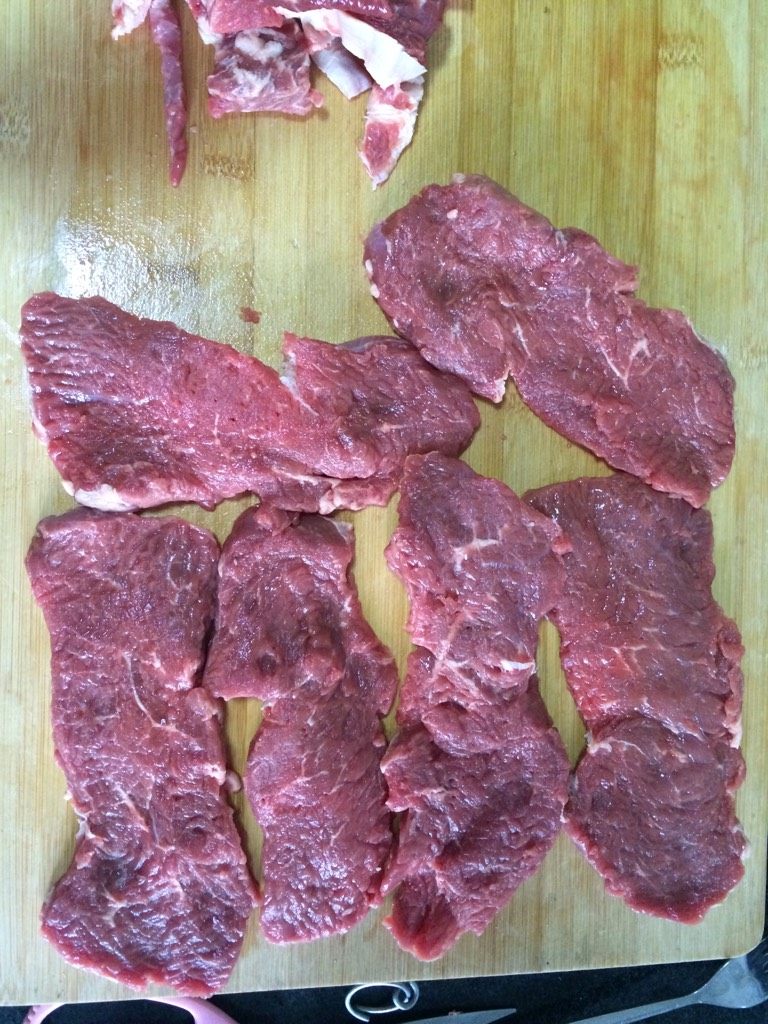 黑椒牛排柳,如图慢慢把牛肉多余了胫和牛油去掉